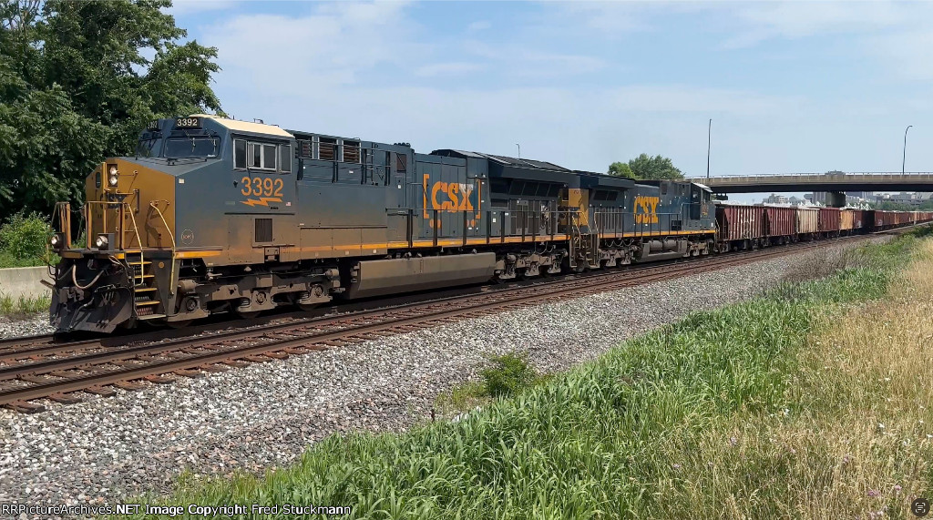 CSX 3392 leads W088 west.